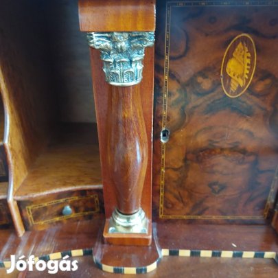 Dúsan diszített szekreter.