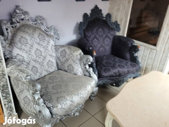 Dúsan faragott, antik fotelek, eladók.