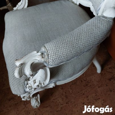 Dúsan faragott fotel.