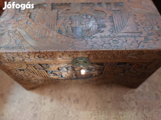 Dúsan faragott láda szantálfából.