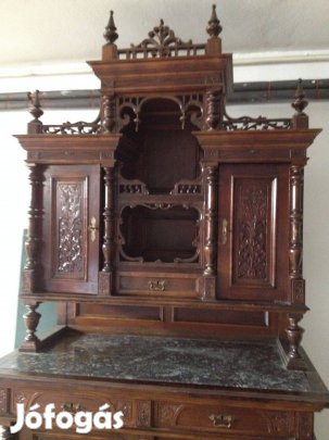 Dúsan faragott tálalószekrény