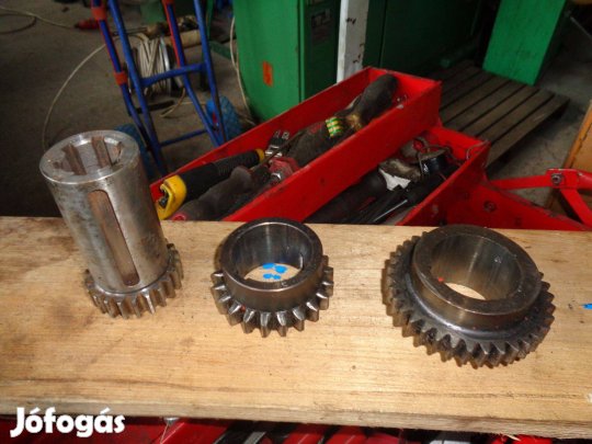 E400 eszterga orsóház bontott fogaskerék