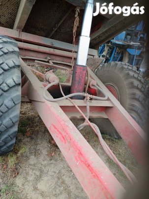 EB 7 1 tengelyes billenős pótkocsi piros rendszámmal 
