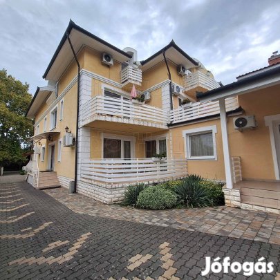 EGÉSZ ÉVBEN üzemelő PANZIÓ Siófok központjában ELADÓ!