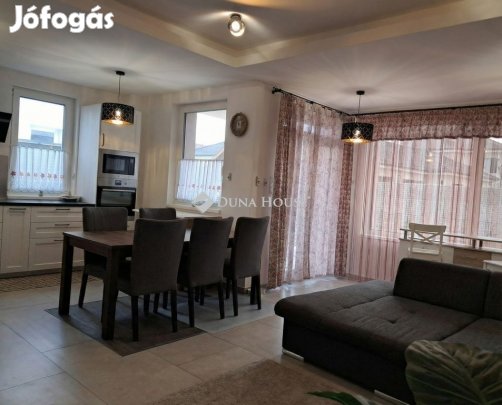 EGYLETKERTBEN TETŐTERASZOS IKERHÁZ