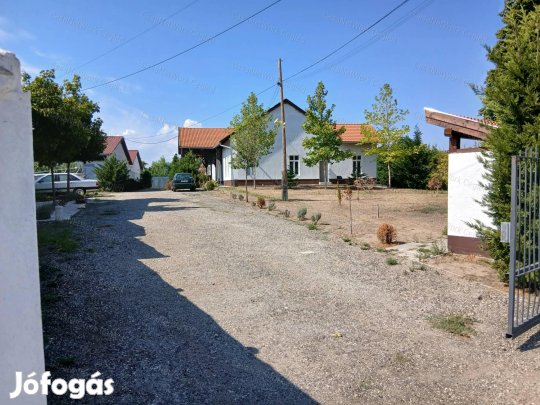ELADÓ 11 SORHÁZI LAKÁS TÁPIÓSZELÉN!