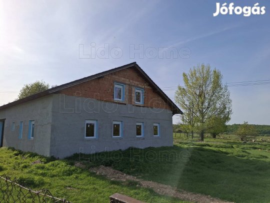 ELADÓ AKÁR TÖBBFELÉ IS OSZTHATÓ ÉPÍTÉSI TELEK SZERKEZETKÉSZ HÁZZAL