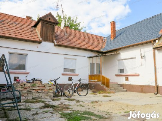 ELADÓ CSALÁDI HÁZ A BELVÁROSHOZ KÖZEL!
