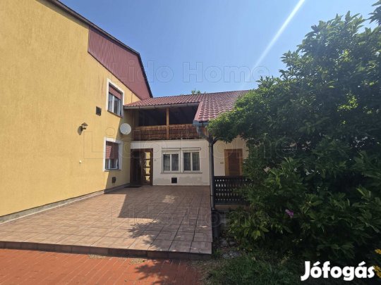 ELADÓ CSALÁDI HÁZ A VASÚT ÉS A BALATON KÖZÖTT