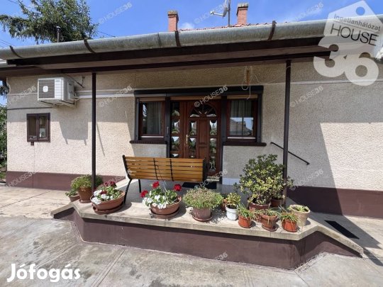 ELADÓ CSALÁDI HÁZ HETÉNYEGYHÁZA KÖZPONTI RÉSZÉN!