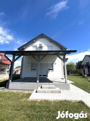 ELADÓ ÚJ ÉPÍTÉSŰ 80 m2-es NYARALÓ BALATONKERESZTÚRON