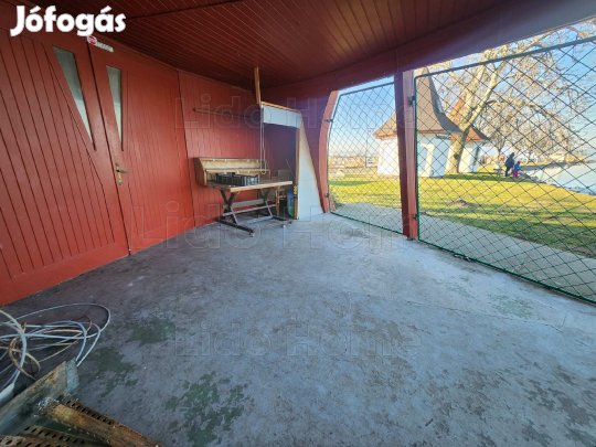 ELADÓ ÜZLETI INGATLAN BALATONLELLÉN