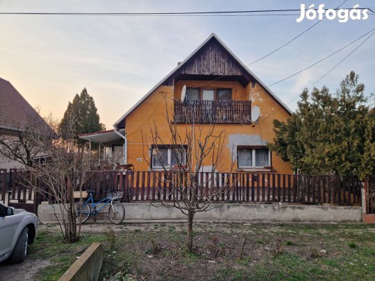 ELADÓ ZAGYVARÉKAS KÖZKEDVELT, ÚJTELEPI RÉSZÉN 127 nm-ES CSALÁDI HÁZ!!!