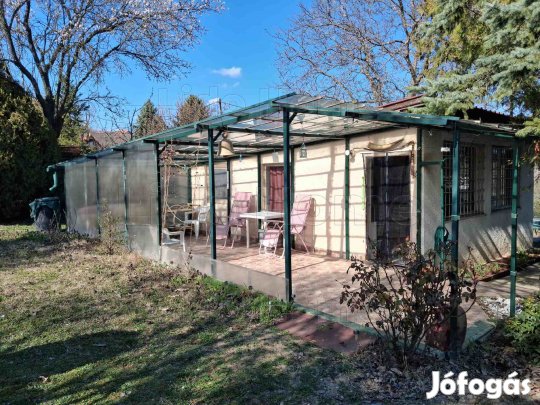 ELADÓ ZÁRTKERTI NYARALÓ BALATONALMÁDIBAN AZ ÚJHEGYEN