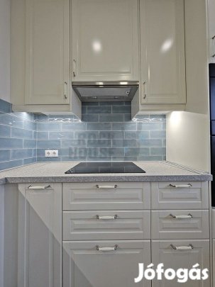 ELADÓ! Békéscsaba belvárosában felújított, erkélyes, 3 szobás