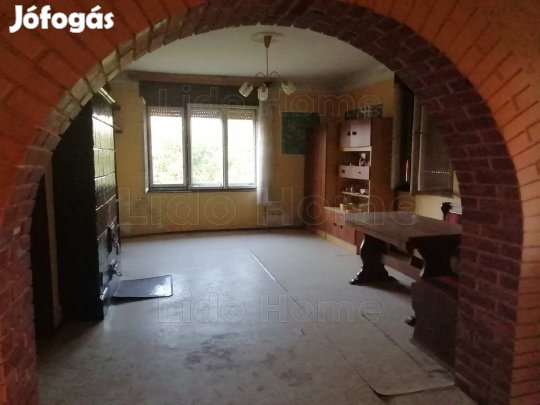 ELADÓ! CSALÁDI HÁZ SZŐLŐSGYÖRÖKBEN!