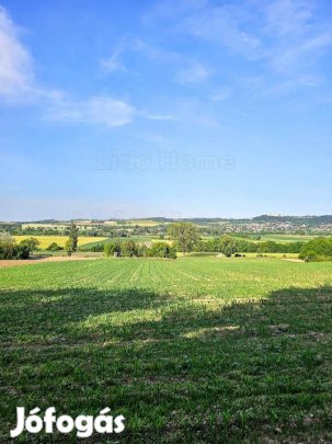ELADÓ! ÉCSEN ZÁRTKERT ÖRÖKPANORÁMÁVAL  KÜLÖNLEGES BEFEKTETÉSI