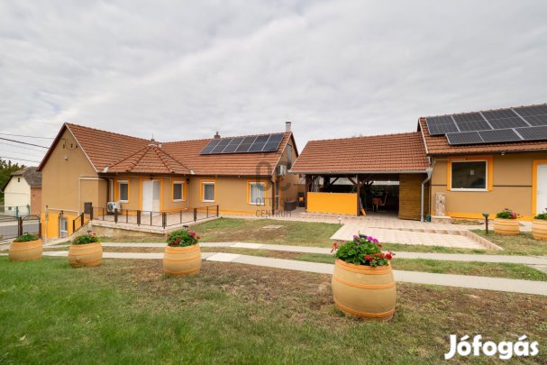 ELADÓ, Hosszúhetényben egy 4 szobás, felújított családi ház