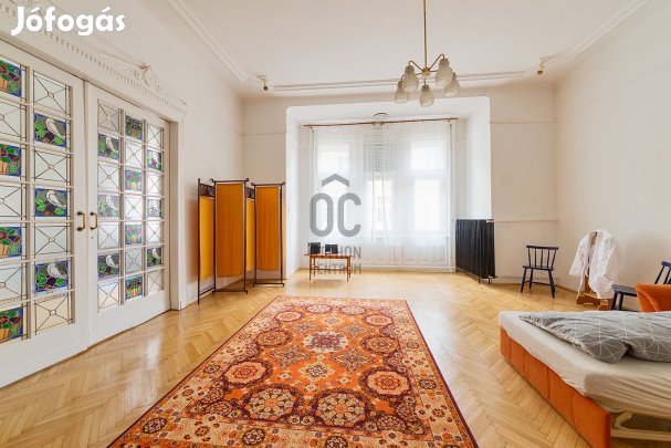 ÉLJEN NAGYPOLGÁRI LAKÁSBAN BUDAPEST SZÍVÉBEN, AHOL MINDEN KARNYÚJTÁSNY