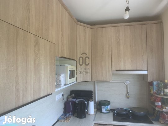 ERKÉLYES 3 SZOBÁS- PANELPROGRAMOS - PLUSZ 4 NM MAGÁN ELŐTÉRREL