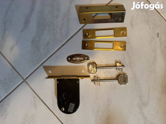 EURO ELZETT bevésőzár kulcsokkal és zárólemezekkel