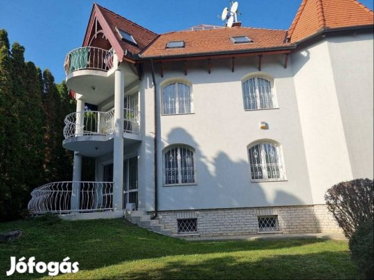 EXKLUZÍV KERTKAPCSOLATOS LAKÁS MEDENCÉS KÖRNYEZETBEN BUDAPEST KIEMELT