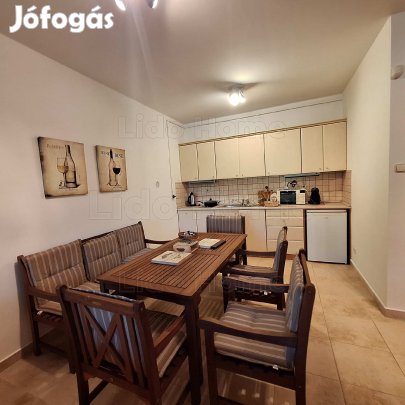 EZÜSPARTON, Balatontól 50 méterre, azonnal költözhető TÉGLA LAKÁS