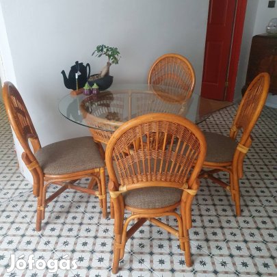 Ebédlőasztal 4 db székkel