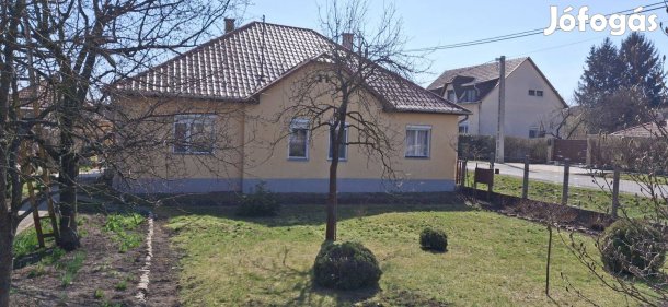 Edelény kedvelt részén családi otthon Eladó!