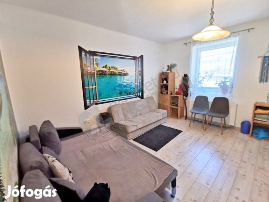 Éden utcában háromszintes családi ház