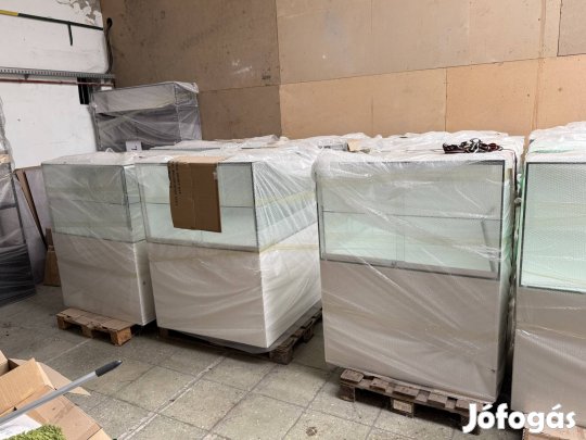 Edzett üvegű vitrin