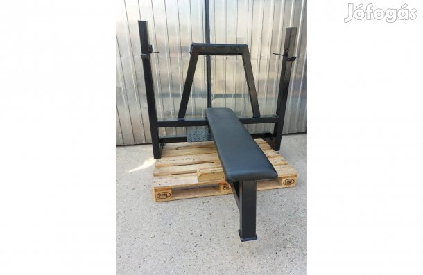 Edzőtermi fekvenyomó pad, fekpad fellépővel