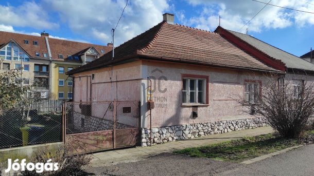 Eger, Lajosvárosban eladó 5 szobás, részben felújított családi ház