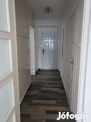 Eger, Remenyik úti lakás