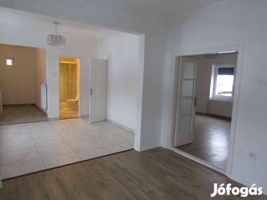 Eger, Vécsey-völgy elején, teljes körűen felújított családi ház