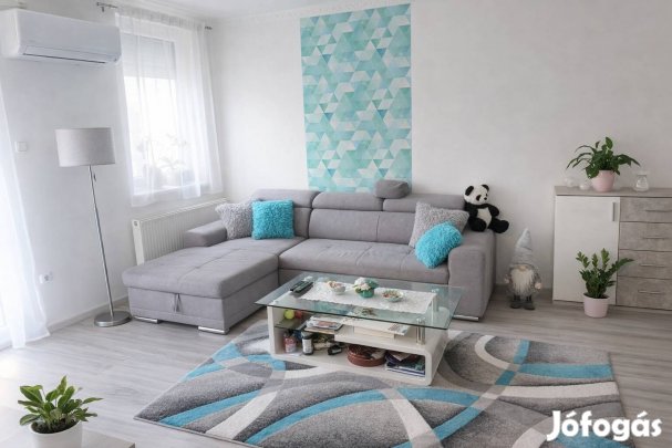 Eger, erkélyes, klímás lakás +fedett távirányítós autóbeállóval,