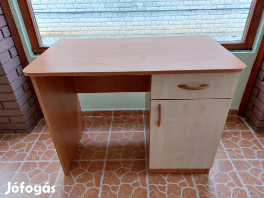 Éger színű íróasztal juhar színű ajtóval és fiókkal éger színű fogóval