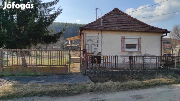 Egerbocs csendes, központi utcájában, 2 szobás, felújítandó ház eladó