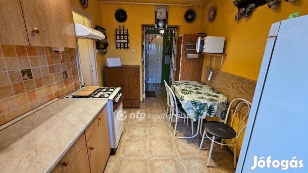 Egeri 52 nm-es lakás eladó