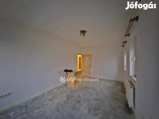 Egeri 70 nm-es lakás eladó