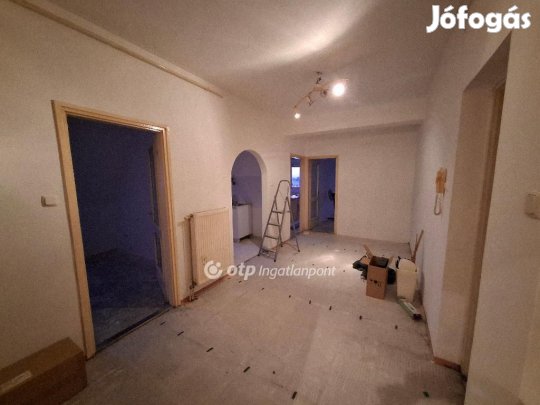 Egeri 70 nm-es lakás eladó