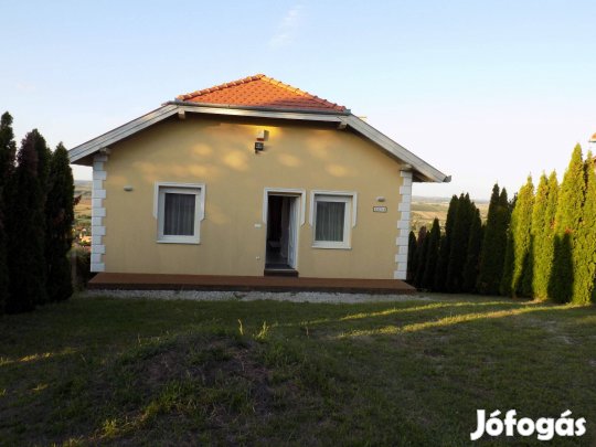 Egész évben lakható, egyedi panorámás nyaraló