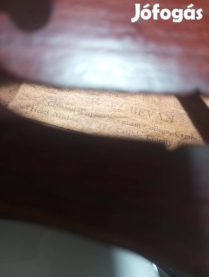 Egész hegedű eladó 