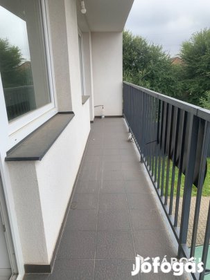 Egy  új, impozáns lakás eladó.