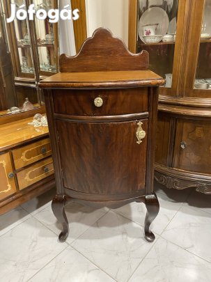 Egy ajtós, fiókos éjjeliszekrény