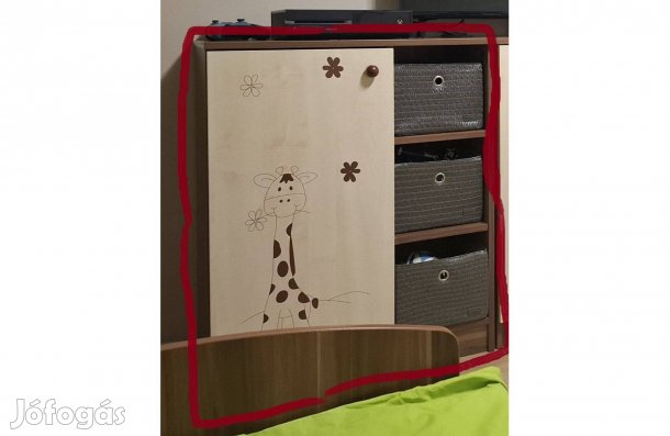 Egy ajtós, polcos kis szekrény, komód Faktum Makaó!