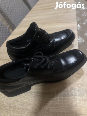 Egy alkalommal használt fekete félcipő 35. méretben