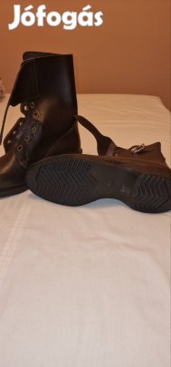 Egy csatos bakkancs.