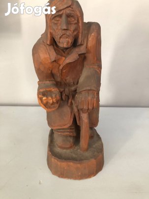 Egy darabból faragott fa szobor eladó