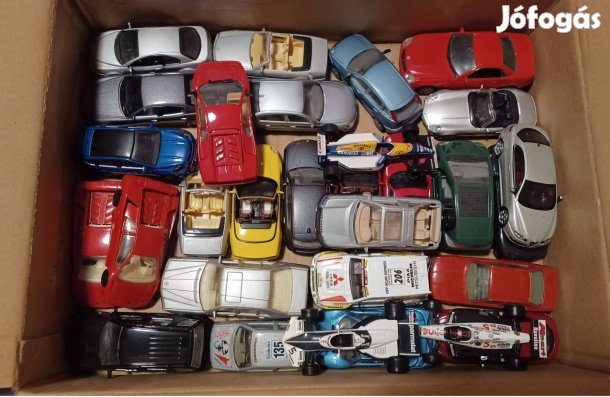 Egy doboz 1:43-as fém kisautó